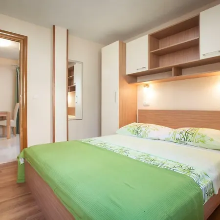 Kate Apartman *