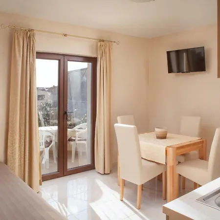 Kate Apartman *